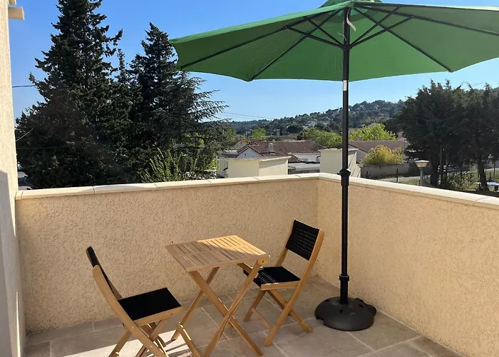 Studio Terrasse Avec Une Vue Degagee 3Km Avignon