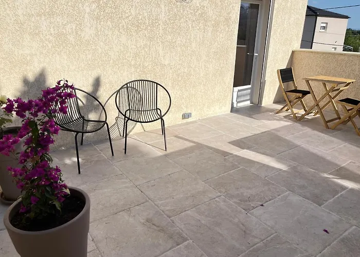 Studio Terrasse Avec Une Vue Degagee 3Km Avignon
